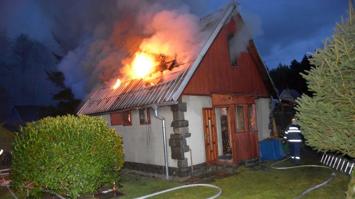 Hořící stromek v benešovském domě letěl oknem ven